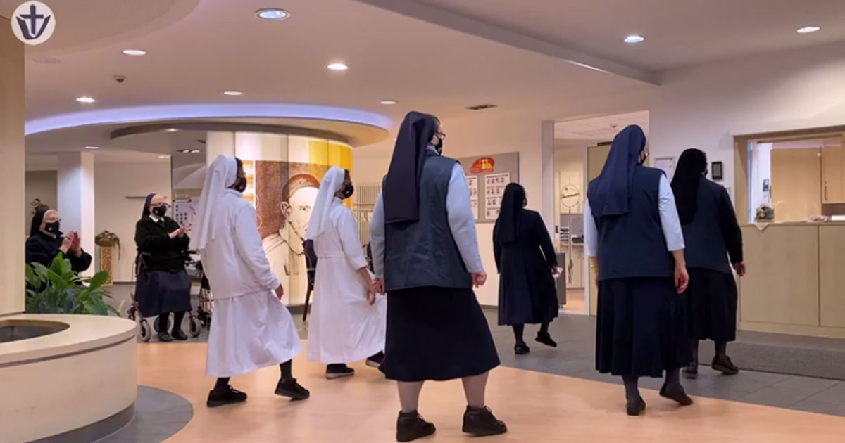 ¡Las Hermanas de la Caridad de San Vicente de Paúl de Paderborn bailan!